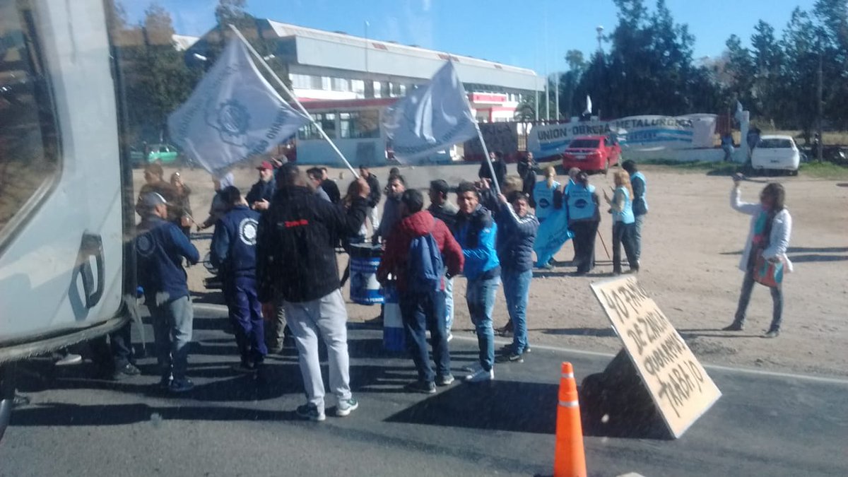 Trabajadores ocupan la planta de Zanella y piden que vuelva a abrir