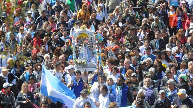 «Madre, ayúdanos a unirnos como hermanos», el lema con el que miles de jóvenes caminan a Luján